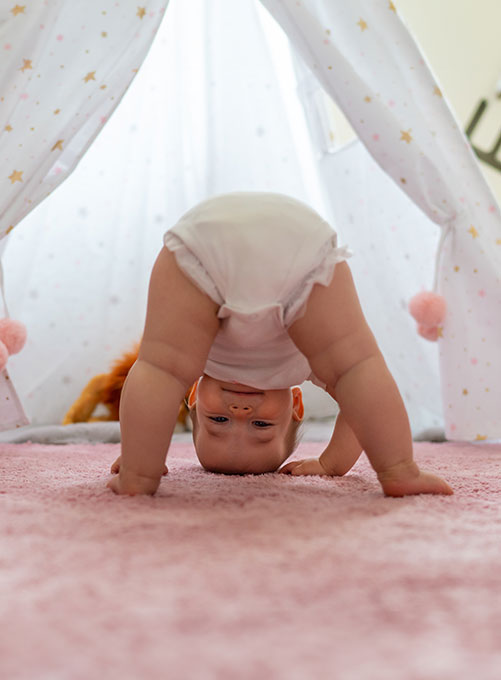 Beba jugando